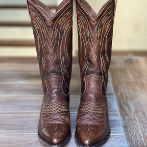 Like new size 6 authentic leather Frye boots.